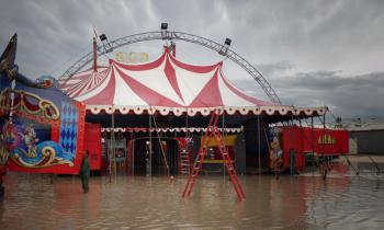 Le cirque Amar prend l'eau (septembre 2013)