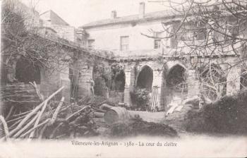 Villeneuve-les-Avignon-La cour du Cloître.