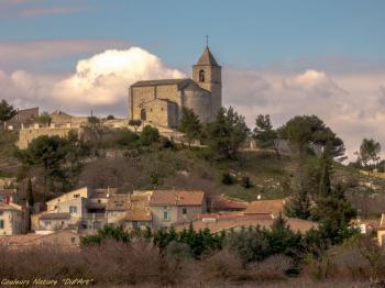 Rochefort du Gard et son "Castellas" qui domine le village !