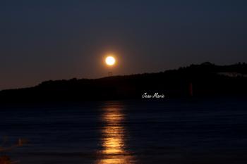 Lever de lune ce soir sur les bords du rhône (halte fluviale) aramon