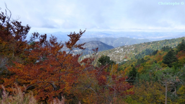 Vue sur la drôme provençale depuis le mont ventoux en automne