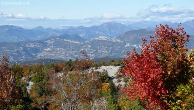 Vue sur la drôme provençale depuis le mont ventoux en automne